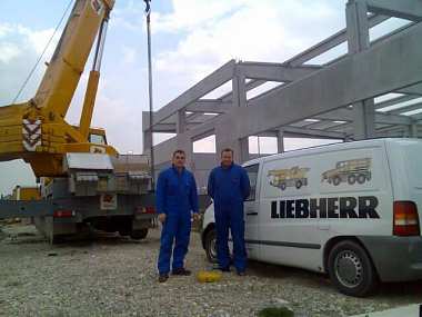 serviseri Liebherr dizalica na terenu